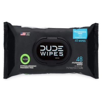 Un pachet de șervețele umede pentru bărbați fotografiat de sus